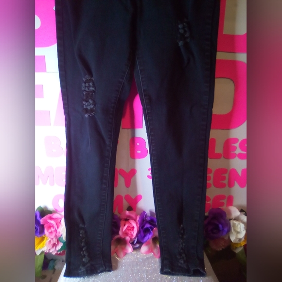 #047👉🏼Women's/Teens Black 🖤 Jeans With Rips - Picture 3 of 4